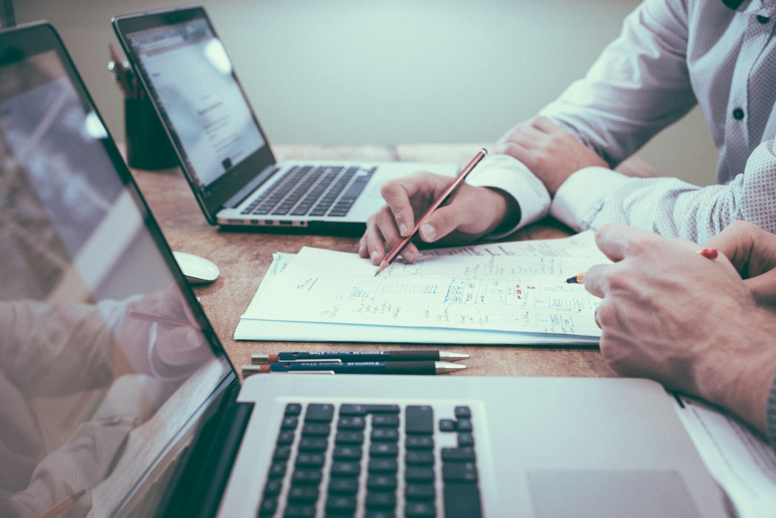 Conseillers en gestion de patrimoine analysant des documents financiers — impôt sur la fortune improductive IFI-I 2026